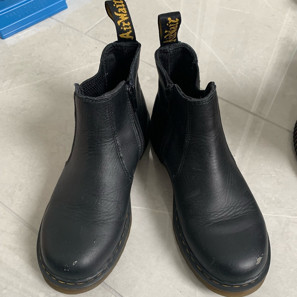 DR martens - women’s size 5, side zipper. I am a true size 6 and they fit me